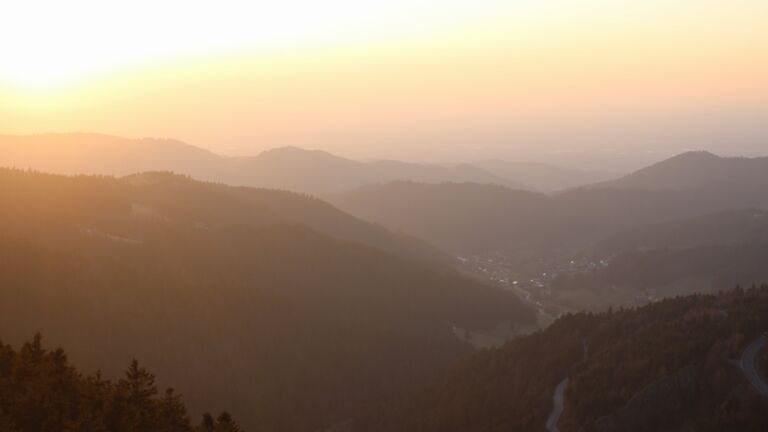 Dieses Bild zeigt eine Webcam-Aufnahme vom Achertal, aufgenommen am Mittwoch, den 04.03.2026 um 18:00 Uhr. Die Temperatur betrug 7.4°C.