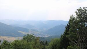 Dieses Bild zeigt eine Webcam-Aufnahme vom Achertal, aufgenommen am Sonntag, den 16.08.2026 um 16:30 Uhr. Die Temperatur betrug 29.8°C.