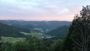 Dieses Bild zeigt eine Webcam-Aufnahme vom Achertal, aufgenommen am Dienstag, den 07.07.2026 um 21:30 Uhr. Die Temperatur betrug 23.1°C.