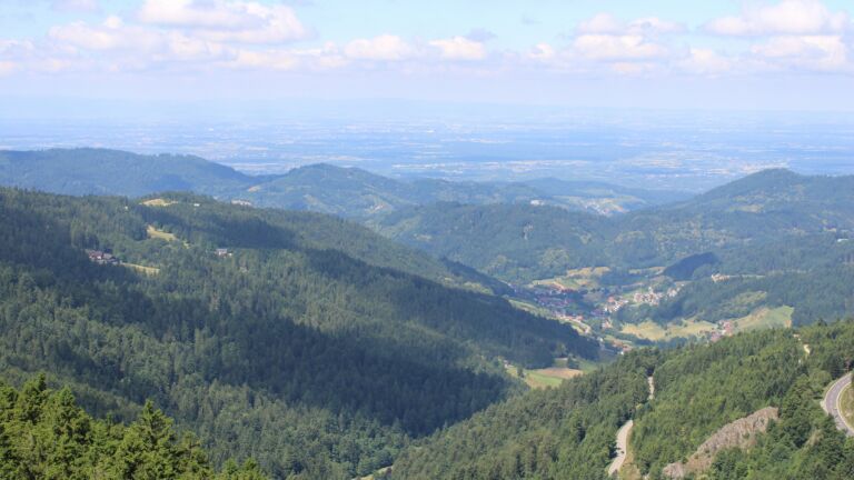 Dieses Bild zeigt eine Webcam-Aufnahme vom Achertal, aufgenommen am Samstag, den 28.06.2025 um 11:40 Uhr. Die Temperatur betrug 21.4°C.