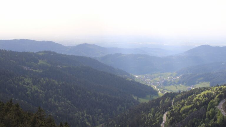 Dieses Bild zeigt eine Webcam-Aufnahme vom Achertal, aufgenommen am Freitag, den 02.05.2025 um 18:10 Uhr. Die Temperatur betrug 20.6°C.
