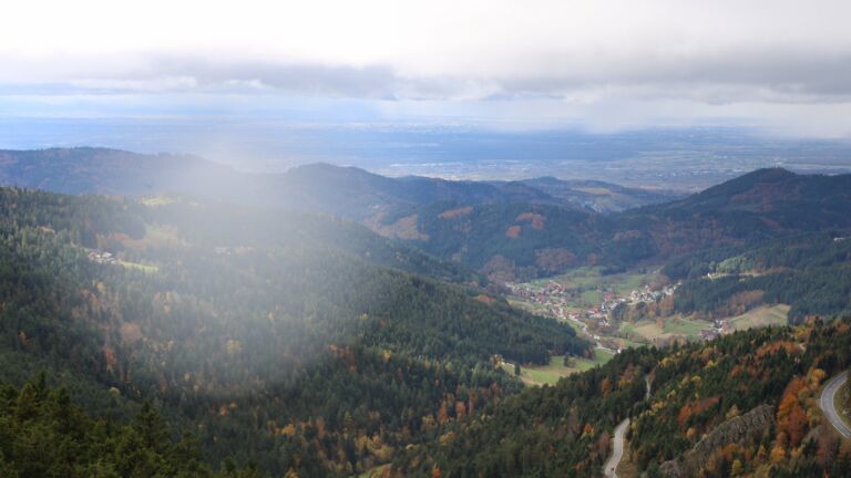 Dieses Bild zeigt eine Webcam-Aufnahme vom Achertal, aufgenommen am Dienstag, den 28.10.2025 um 12:50 Uhr. Die Temperatur betrug 6°C.