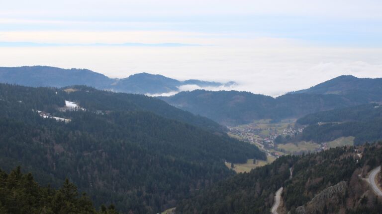 Dieses Bild zeigt eine Webcam-Aufnahme vom Achertal, aufgenommen am Mittwoch, den 04.02.2026 um 15:00 Uhr. Die Temperatur betrug 2.1°C.