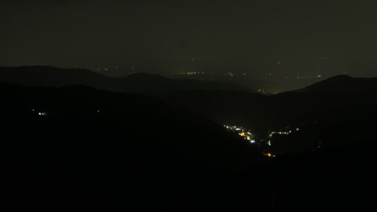 Dieses Bild zeigt eine Webcam-Aufnahme vom Achertal, aufgenommen am Donnerstag, den 28.08.2025 um 01:30 Uhr. Die Temperatur betrug 15.8°C.