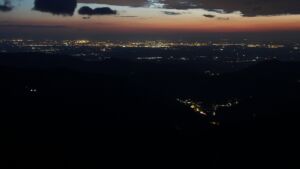 Dieses Bild zeigt eine Webcam-Aufnahme vom Achertal, aufgenommen am Dienstag, den 21.04.2026 um 21:30 Uhr. Die Temperatur betrug 2.4°C.