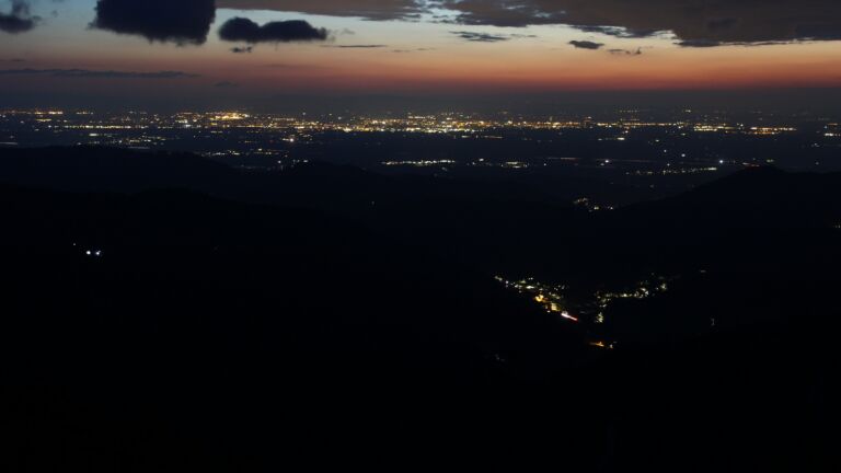 Dieses Bild zeigt eine Webcam-Aufnahme vom Achertal, aufgenommen am Dienstag, den 21.04.2026 um 21:30 Uhr. Die Temperatur betrug 2.4°C.