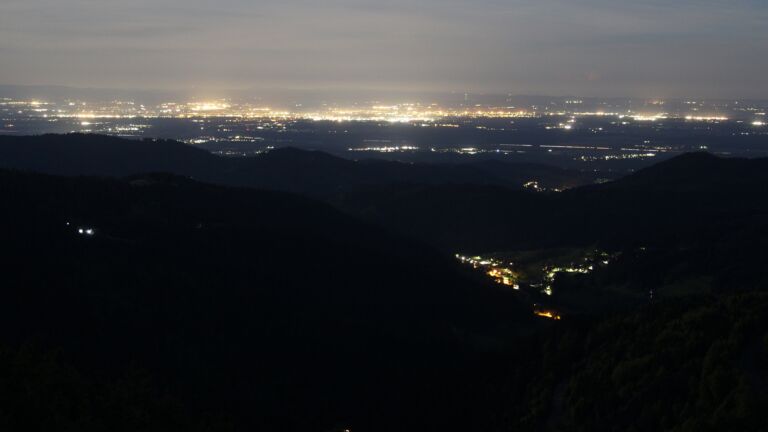 Dieses Bild zeigt eine Webcam-Aufnahme vom Achertal, aufgenommen am Samstag, den 02.05.2026 um 04:40 Uhr. Die Temperatur betrug 13.5°C.