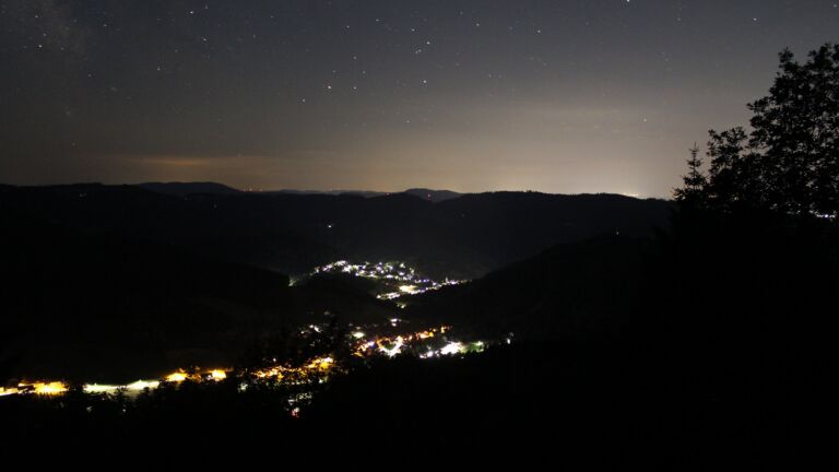 Dieses Bild zeigt eine Webcam-Aufnahme vom Achertal, aufgenommen am Freitag, den 19.06.2026 um 02:40 Uhr. Die Temperatur betrug 25.5°C.