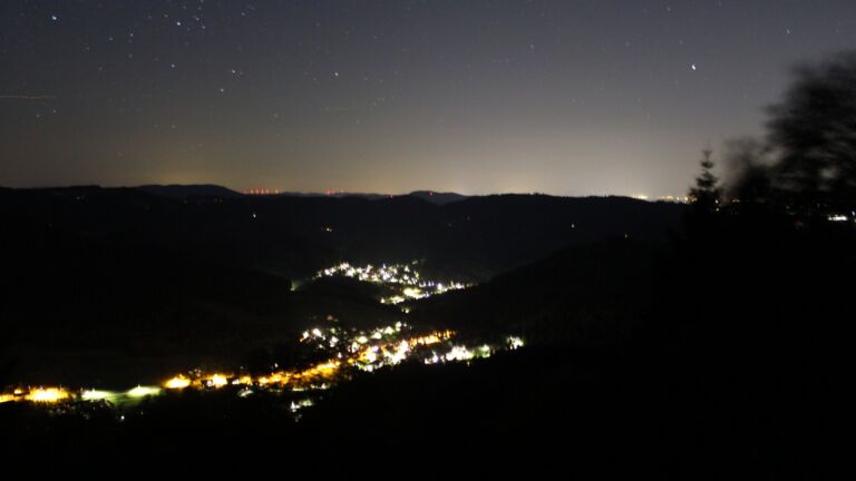Dieses Bild zeigt eine Webcam-Aufnahme vom Achertal, aufgenommen am Sonntag, den 12.07.2026 um 23:40 Uhr. Die Temperatur betrug 22.6°C.