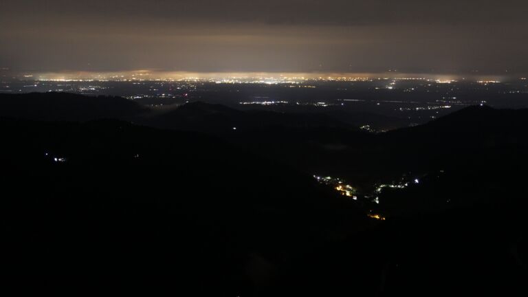 Dieses Bild zeigt eine Webcam-Aufnahme vom Achertal, aufgenommen am Sonntag, den 27.07.2025 um 02:00 Uhr. Die Temperatur betrug 12.9°C.