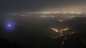 Dieses Bild zeigt eine Webcam-Aufnahme vom Achertal, aufgenommen am Samstag, den 06.12.2025 um 21:00 Uhr. Die Temperatur betrug 3.6°C.