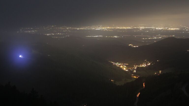 Dieses Bild zeigt eine Webcam-Aufnahme vom Achertal, aufgenommen am Samstag, den 06.12.2025 um 21:00 Uhr. Die Temperatur betrug 3.6°C.