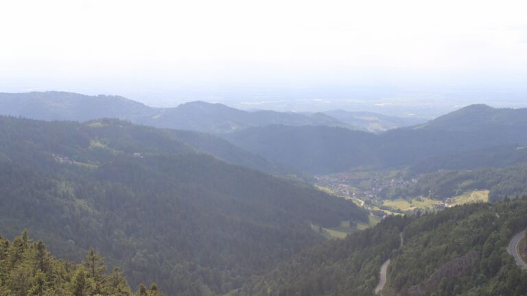 Dieses Bild zeigt eine Webcam-Aufnahme vom Achertal, aufgenommen am Montag, den 26.05.2025 um 17:40 Uhr. Die Temperatur betrug 10.4°C.