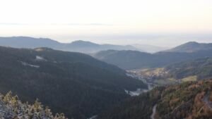 Dieses Bild zeigt eine Webcam-Aufnahme vom Achertal, aufgenommen am Montag, den 01.12.2025 um 15:40 Uhr. Die Temperatur betrug 1.2°C.