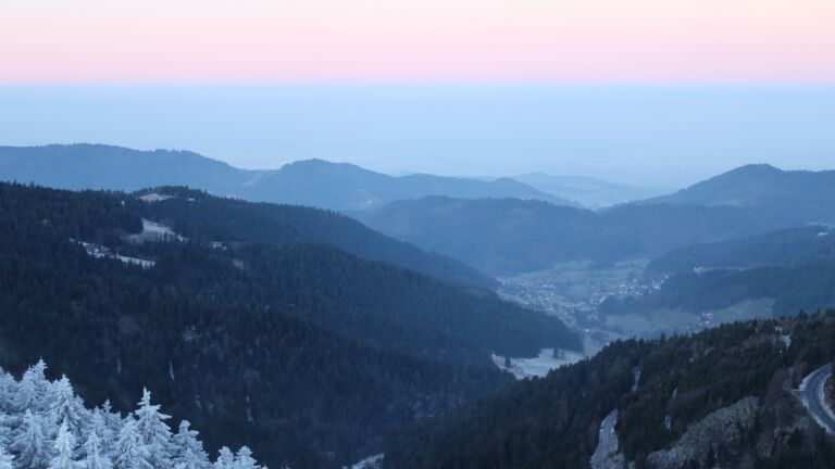 Dieses Bild zeigt eine Webcam-Aufnahme vom Achertal, aufgenommen am Freitag, den 26.12.2025 um 08:20 Uhr. Die Temperatur betrug 0.5°C.