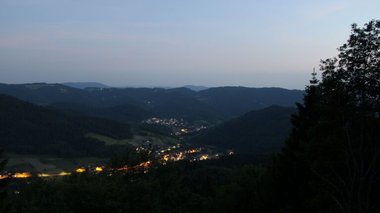 Dieses Bild zeigt eine Webcam-Aufnahme vom Achertal, aufgenommen am Dienstag, den 26.05.2026 um 22:10 Uhr. Die Temperatur betrug 23.9°C.