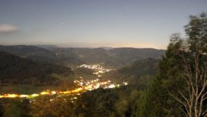 Dieses Bild zeigt eine Webcam-Aufnahme vom Achertal, aufgenommen am Donnerstag, den 29.10.2026 um 23:00 Uhr. Die Temperatur betrug 5.6°C.