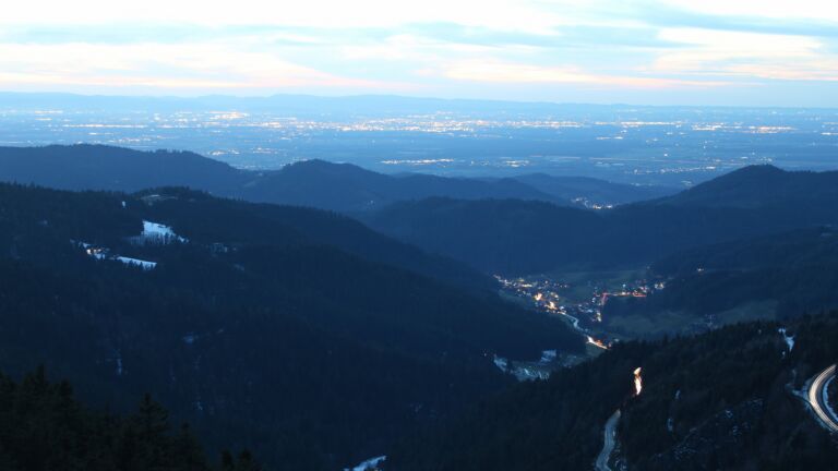 Dieses Bild zeigt eine Webcam-Aufnahme vom Achertal, aufgenommen am Donnerstag, den 15.01.2026 um 17:40 Uhr. Die Temperatur betrug 5.5°C.