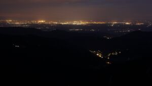 Dieses Bild zeigt eine Webcam-Aufnahme vom Achertal, aufgenommen am Dienstag, den 15.07.2025 um 22:30 Uhr. Die Temperatur betrug 13.2°C.
