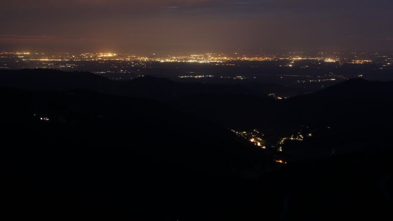 Dieses Bild zeigt eine Webcam-Aufnahme vom Achertal, aufgenommen am Dienstag, den 15.07.2025 um 22:30 Uhr. Die Temperatur betrug 13.2°C.