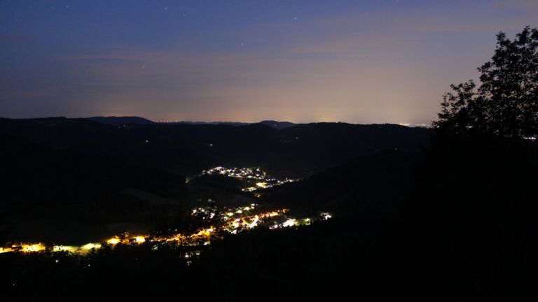 Dieses Bild zeigt eine Webcam-Aufnahme vom Achertal, aufgenommen am Montag, den 15.06.2026 um 23:10 Uhr. Die Temperatur betrug 15.6°C.
