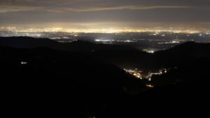 Dieses Bild zeigt eine Webcam-Aufnahme vom Achertal, aufgenommen am Dienstag, den 18.11.2025 um 20:30 Uhr. Die Temperatur betrug -3.5°C.