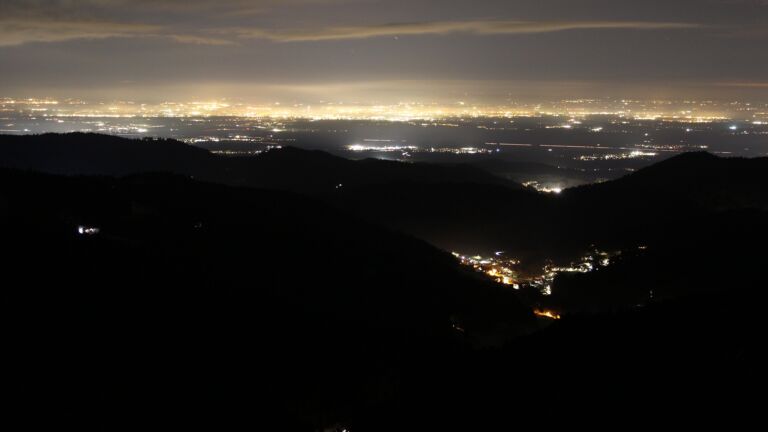 Dieses Bild zeigt eine Webcam-Aufnahme vom Achertal, aufgenommen am Dienstag, den 18.11.2025 um 20:30 Uhr. Die Temperatur betrug -3.5°C.