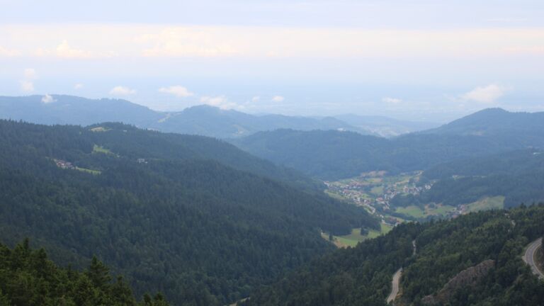 Dieses Bild zeigt eine Webcam-Aufnahme vom Achertal, aufgenommen am Freitag, den 25.07.2025 um 12:10 Uhr. Die Temperatur betrug 14.4°C.