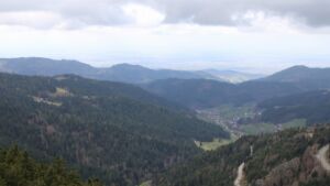 Dieses Bild zeigt eine Webcam-Aufnahme vom Achertal, aufgenommen am Dienstag, den 17.03.2026 um 13:10 Uhr. Die Temperatur betrug 7.6°C.