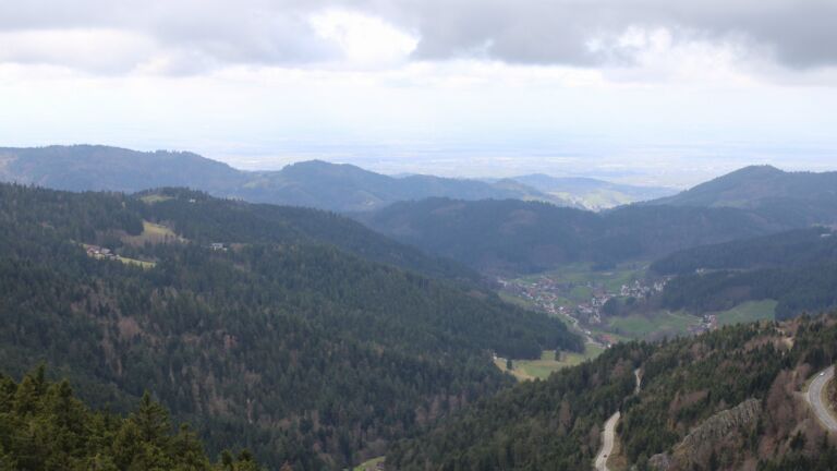 Dieses Bild zeigt eine Webcam-Aufnahme vom Achertal, aufgenommen am Dienstag, den 17.03.2026 um 13:10 Uhr. Die Temperatur betrug 7.6°C.