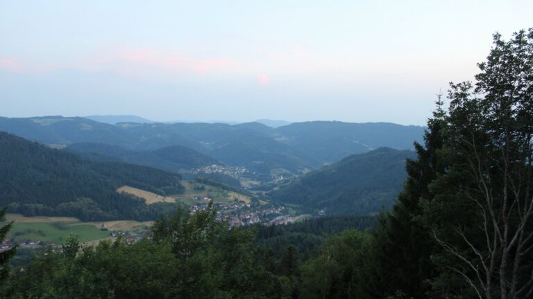 Dieses Bild zeigt eine Webcam-Aufnahme vom Achertal, aufgenommen am Samstag, den 27.06.2026 um 21:40 Uhr. Die Temperatur betrug 32°C.
