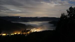 Dieses Bild zeigt eine Webcam-Aufnahme vom Achertal, aufgenommen am Dienstag, den 25.08.2026 um 22:00 Uhr. Die Temperatur betrug 16.6°C.
