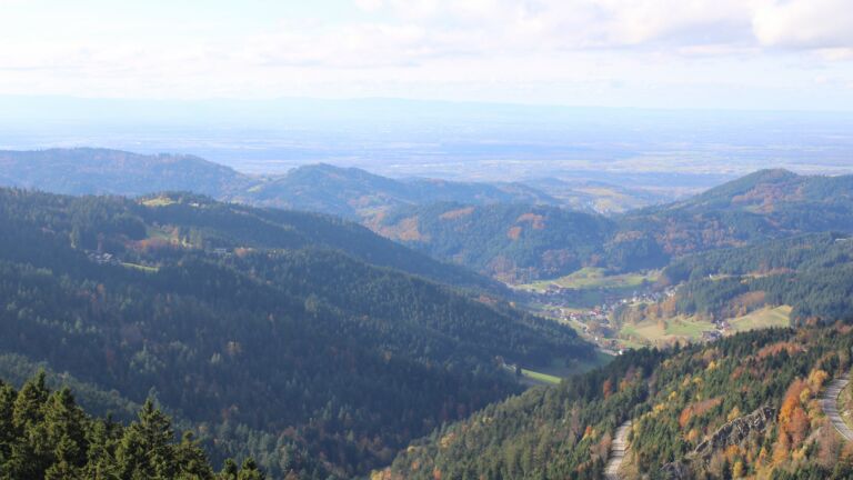 Dieses Bild zeigt eine Webcam-Aufnahme vom Achertal, aufgenommen am Donnerstag, den 30.10.2025 um 13:30 Uhr. Die Temperatur betrug 6.1°C.