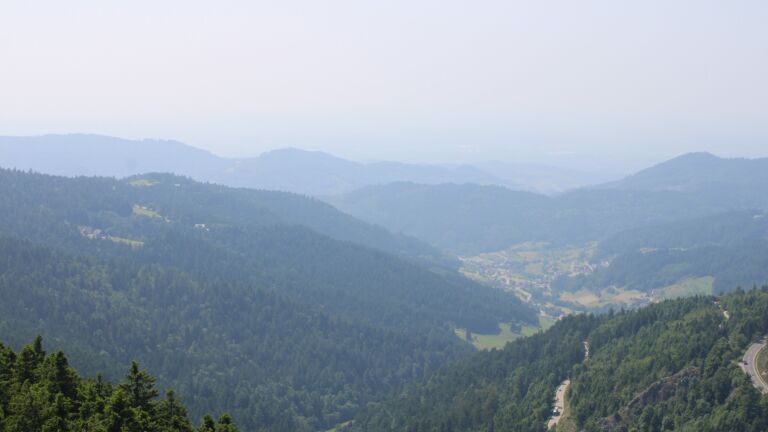 Dieses Bild zeigt eine Webcam-Aufnahme vom Achertal, aufgenommen am Freitag, den 13.06.2025 um 15:20 Uhr. Die Temperatur betrug 28.5°C.