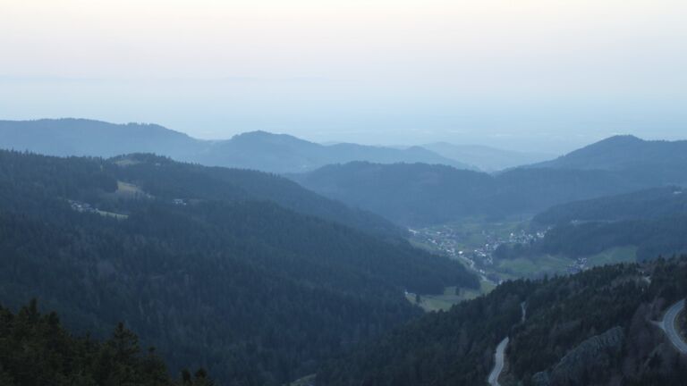 Dieses Bild zeigt eine Webcam-Aufnahme vom Achertal, aufgenommen am Donnerstag, den 05.03.2026 um 18:10 Uhr. Die Temperatur betrug 9.6°C.