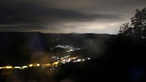 Dieses Bild zeigt eine Webcam-Aufnahme vom Achertal, aufgenommen am Freitag, den 12.06.2026 um 23:50 Uhr. Die Temperatur betrug 13.2°C.