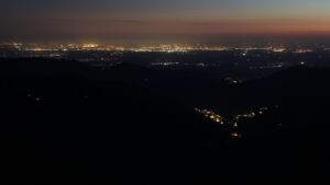 Dieses Bild zeigt eine Webcam-Aufnahme vom Achertal, aufgenommen am Sonntag, den 18.05.2025 um 22:30 Uhr. Die Temperatur betrug 8.9°C.