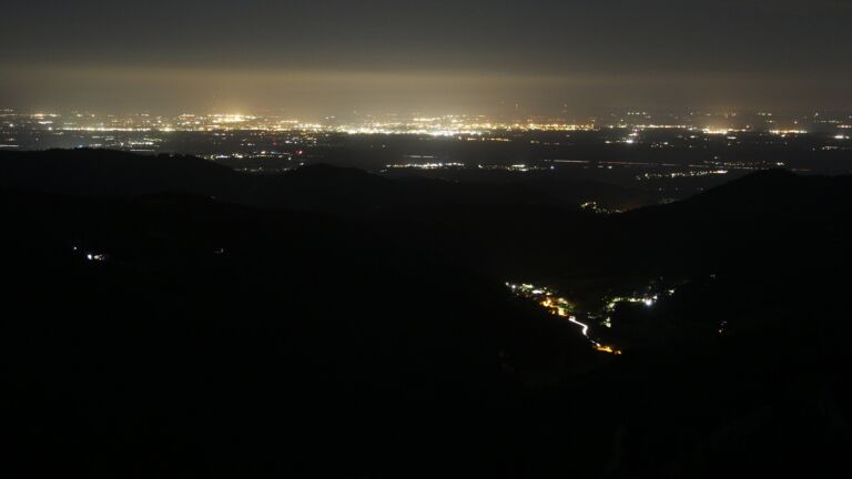 Dieses Bild zeigt eine Webcam-Aufnahme vom Achertal, aufgenommen am Montag, den 18.08.2025 um 04:30 Uhr. Die Temperatur betrug 11.4°C.
