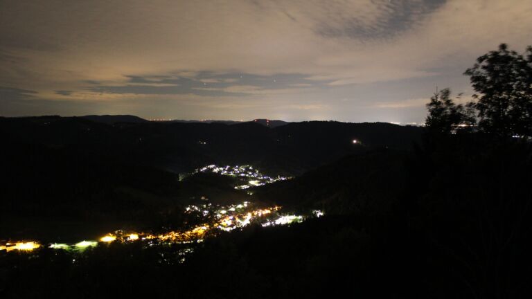 Dieses Bild zeigt eine Webcam-Aufnahme vom Achertal, aufgenommen am Dienstag, den 15.09.2026 um 23:30 Uhr. Die Temperatur betrug 21.9°C.