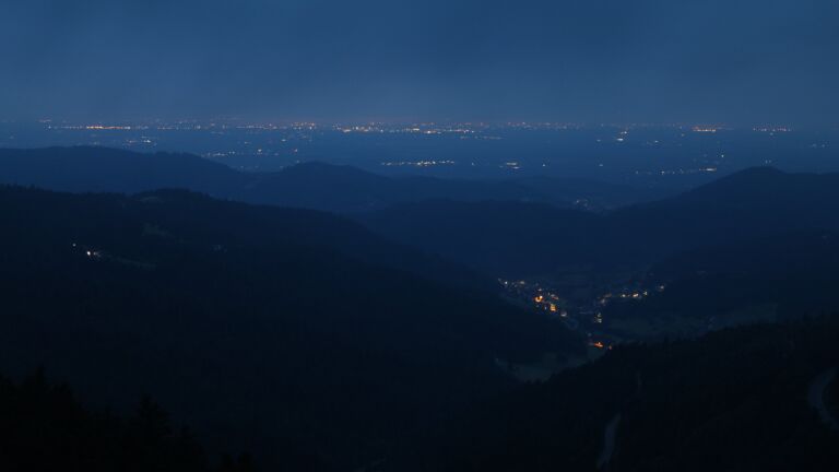Dieses Bild zeigt eine Webcam-Aufnahme vom Achertal, aufgenommen am Sonntag, den 27.07.2025 um 05:10 Uhr. Die Temperatur betrug 12.9°C.