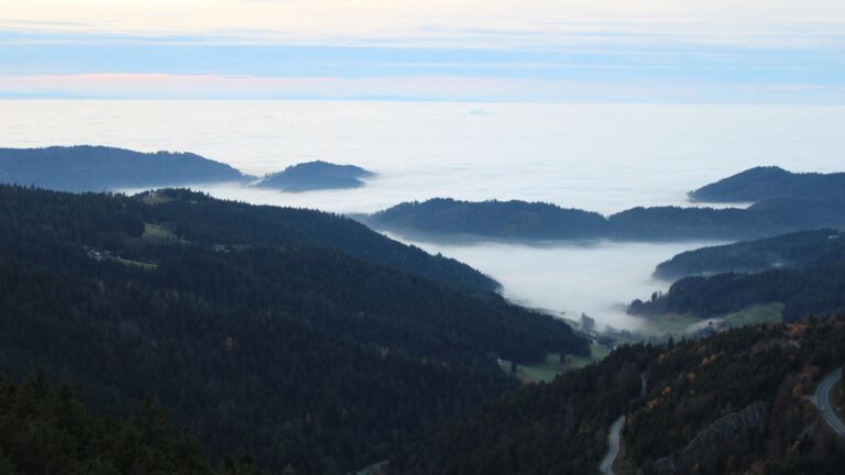 Dieses Bild zeigt eine Webcam-Aufnahme vom Achertal, aufgenommen am Montag, den 10.11.2025 um 16:40 Uhr. Die Temperatur betrug 6.9°C.