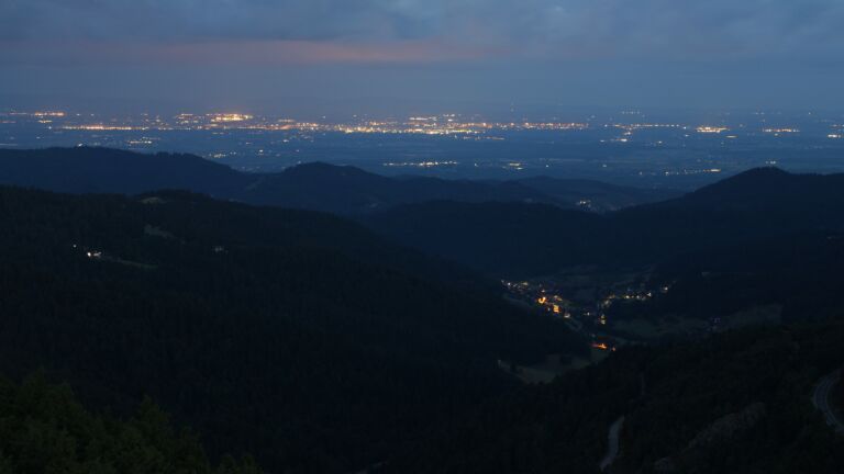 Dieses Bild zeigt eine Webcam-Aufnahme vom Achertal, aufgenommen am Dienstag, den 15.07.2025 um 04:50 Uhr. Die Temperatur betrug 15.3°C.