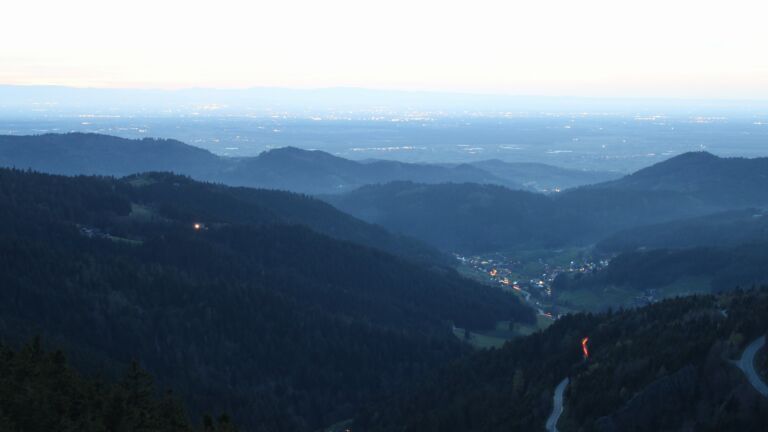 Dieses Bild zeigt eine Webcam-Aufnahme vom Achertal, aufgenommen am Donnerstag, den 09.04.2026 um 20:40 Uhr. Die Temperatur betrug 13.2°C.