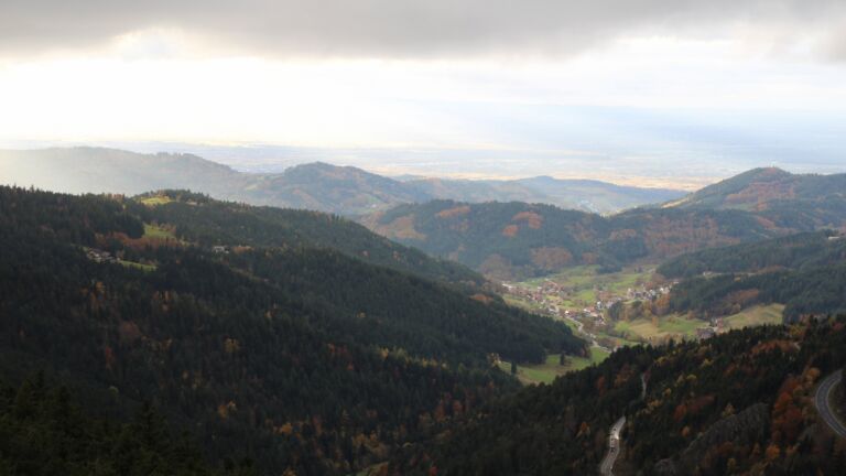 Dieses Bild zeigt eine Webcam-Aufnahme vom Achertal, aufgenommen am Dienstag, den 28.10.2025 um 16:10 Uhr. Die Temperatur betrug 5.5°C.