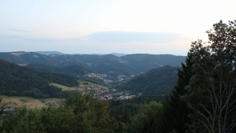 Dieses Bild zeigt eine Webcam-Aufnahme vom Achertal, aufgenommen am Freitag, den 14.08.2026 um 21:00 Uhr. Die Temperatur betrug 28.9°C.