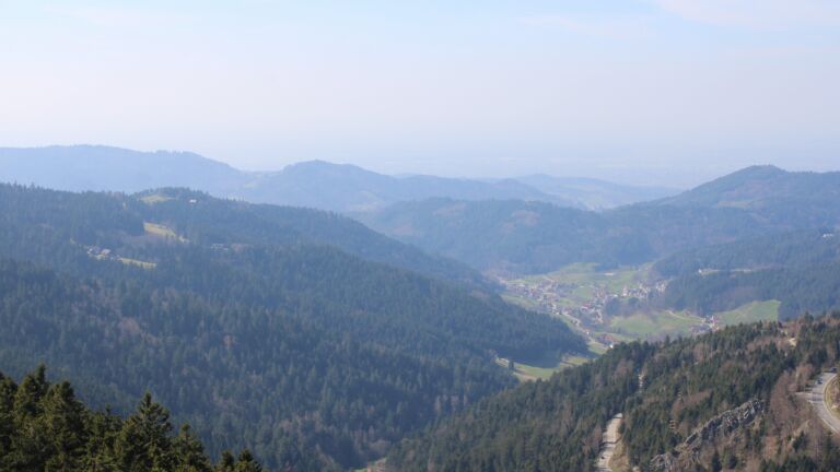 Dieses Bild zeigt eine Webcam-Aufnahme vom Achertal, aufgenommen am Donnerstag, den 19.03.2026 um 13:40 Uhr. Die Temperatur betrug 9.2°C.