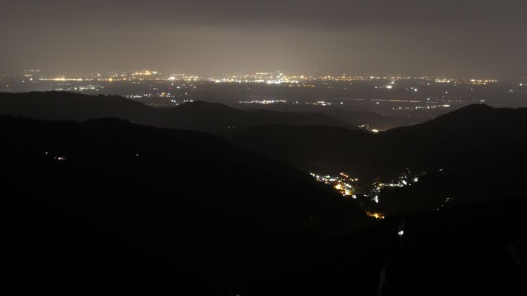 Dieses Bild zeigt eine Webcam-Aufnahme vom Achertal, aufgenommen am Mittwoch, den 29.10.2025 um 22:30 Uhr. Die Temperatur betrug 6.9°C.