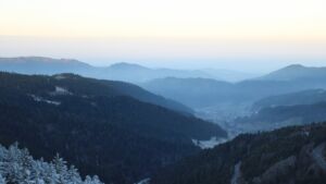 Dieses Bild zeigt eine Webcam-Aufnahme vom Achertal, aufgenommen am Samstag, den 27.12.2025 um 08:40 Uhr. Die Temperatur betrug 1.8°C.