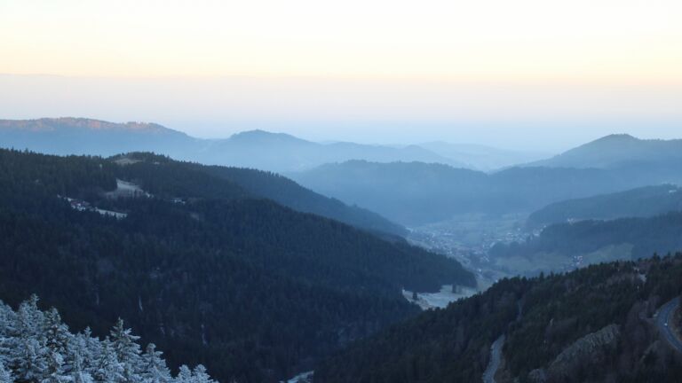 Dieses Bild zeigt eine Webcam-Aufnahme vom Achertal, aufgenommen am Samstag, den 27.12.2025 um 08:40 Uhr. Die Temperatur betrug 1.8°C.