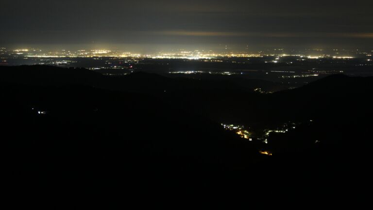 Dieses Bild zeigt eine Webcam-Aufnahme vom Achertal, aufgenommen am Freitag, den 03.10.2025 um 03:30 Uhr. Die Temperatur betrug 3.3°C.